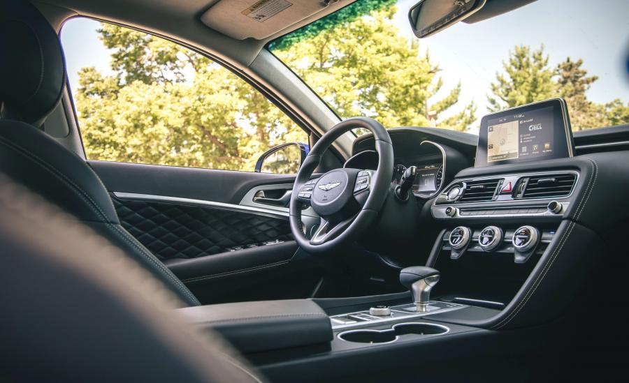 Интерьер Genesis G70 2.0T 2018 года  (NA) (фото 11 из 44)